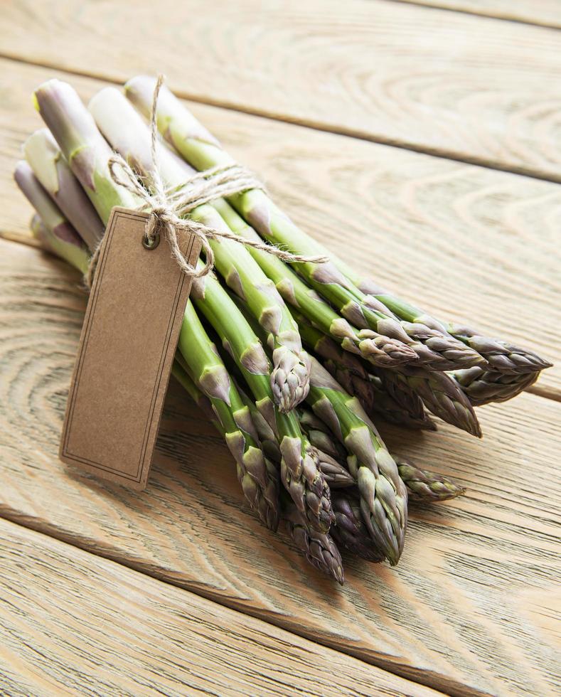 asperges vertes fraîches avec une étiquette vide photo