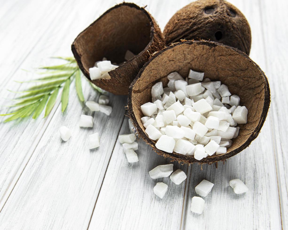 cubes de noix de coco sucrée séchée dans un bol photo