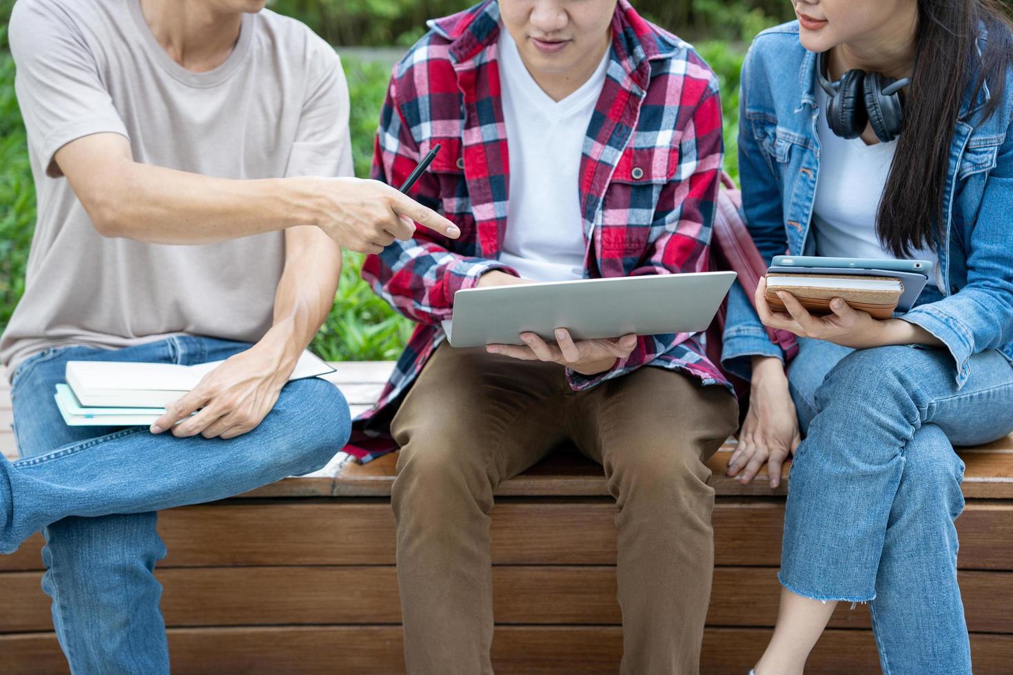 groupe asiatique étudiant réunion équipe pour travail projet. équipe content étude en ligne. lis livre dans Université Campus. groupe sur international Asie université. éducation, étude, école, collège, l'obtention du diplôme photo