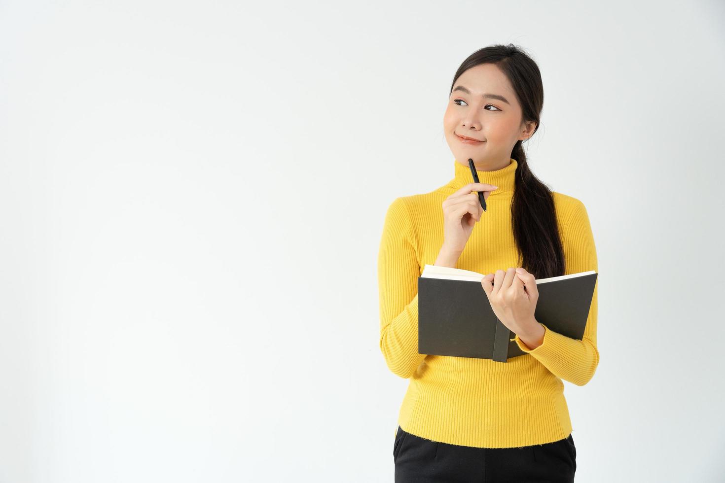 inspiration, écrivain, écriture, création, loisirs pour imaginer, belle jeune femme asiatique séduisante écrivant des idées sur un cahier, liste de choses à faire, bon travail de réflexion, journaliste, élégant, image de rêve, détente photo