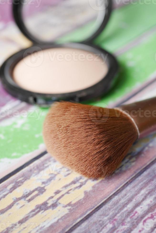 une palette avec œil ombres et une maquillage brosse . photo