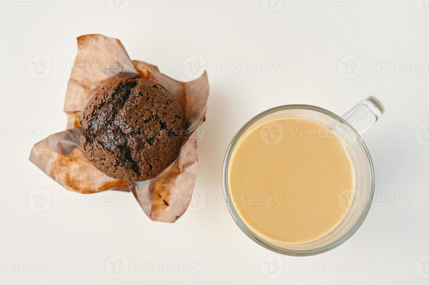 mise à plat de dessert sucré et boisson chaude en verre clair photo