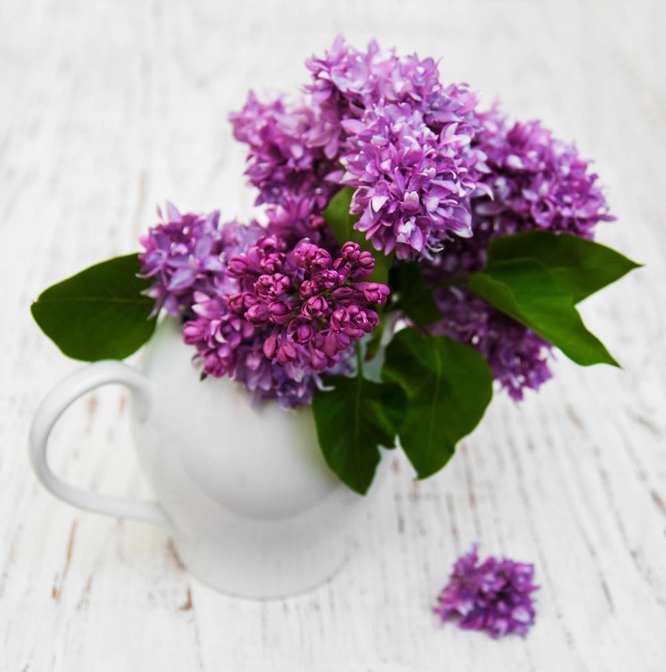 fleurs lilas dans un vase photo