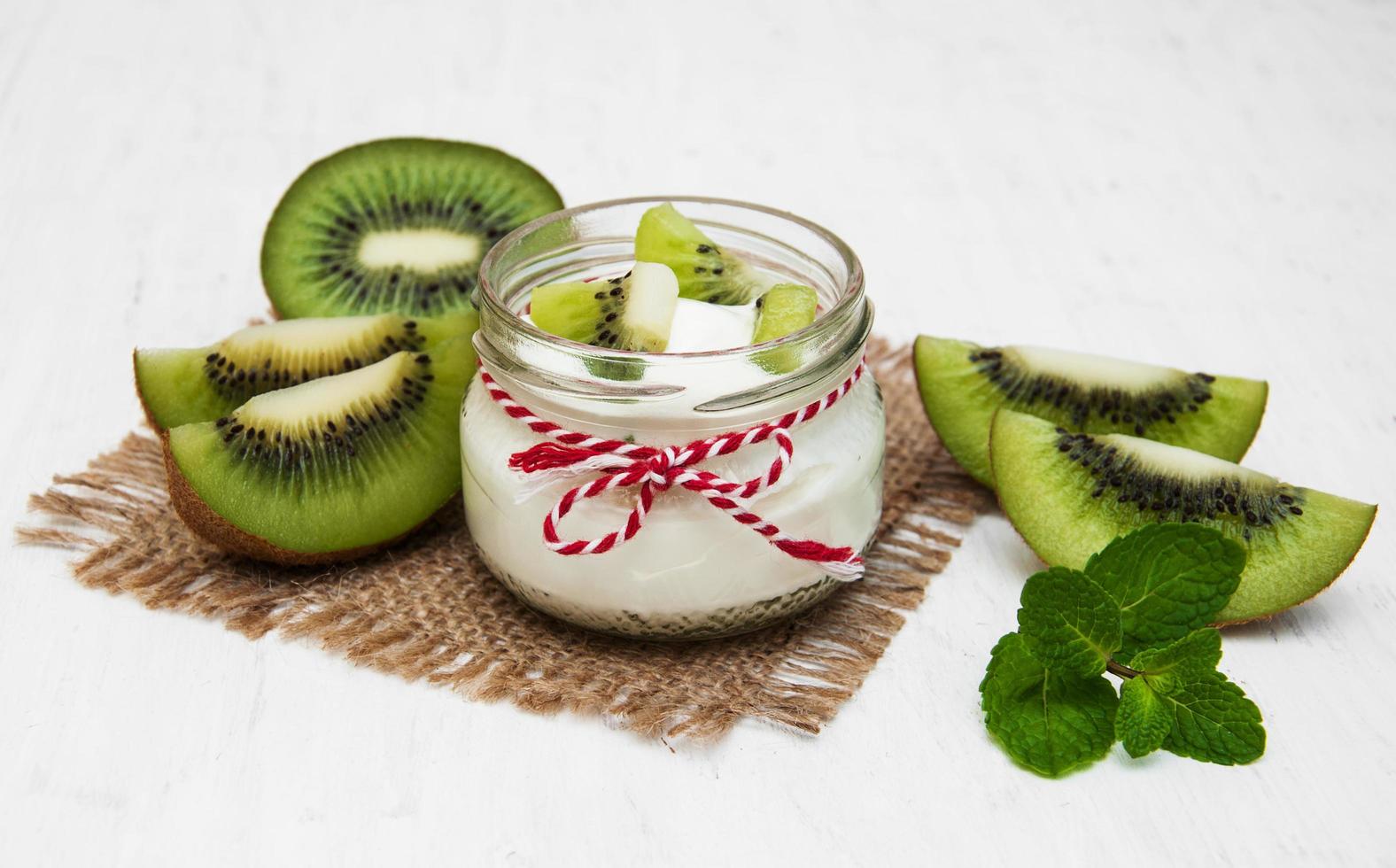 yogourt au kiwi sur une table photo