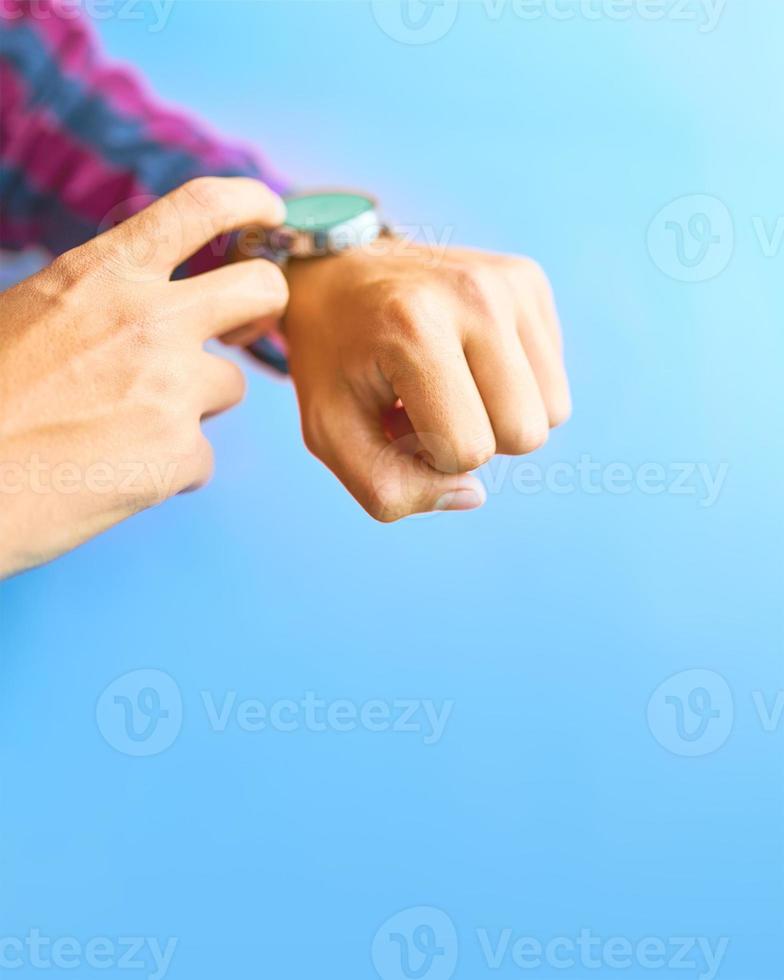 l'homme porte une montre intelligente au quotidien photo