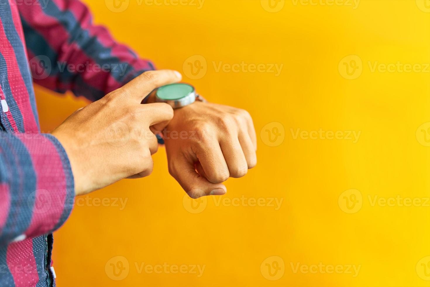 l'homme porte une montre intelligente au quotidien photo