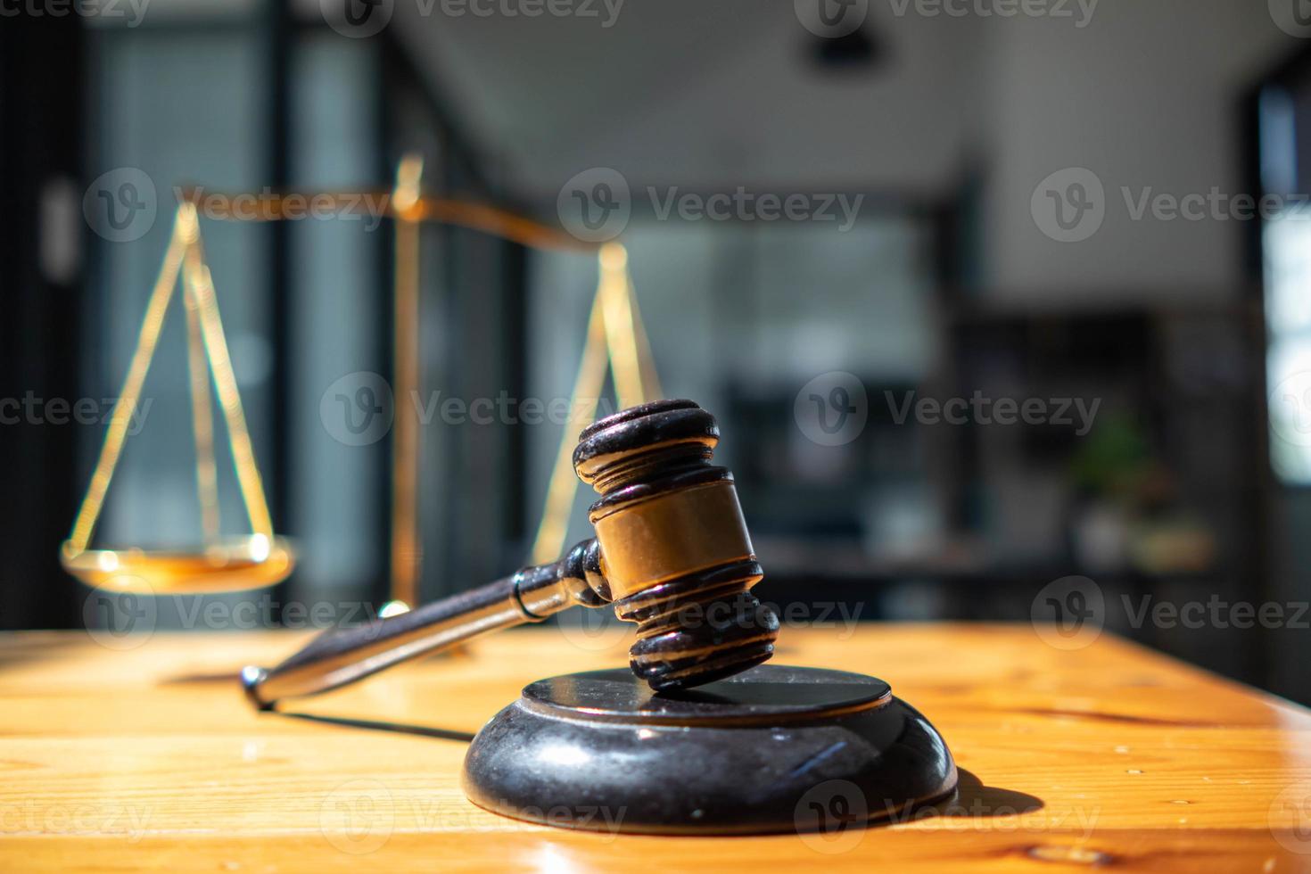 en bois juge marteau sur table comme symbole de Justice pour utilisation dans légal cas judiciaire système et civil droits et social Justice concept avec juge. concept de législation à juge poursuites avec justice. photo