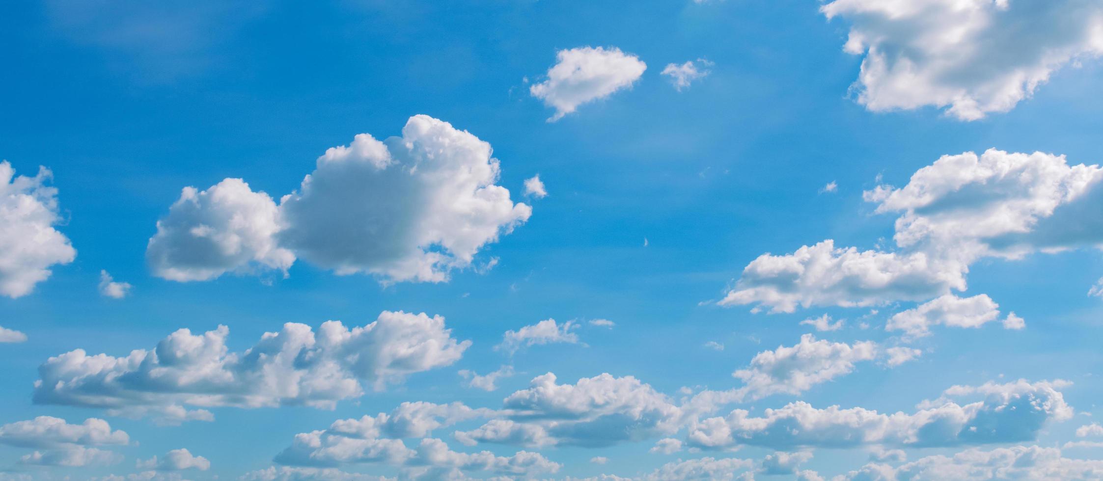 blanc nuage sur bleu ciel Contexte avec ensoleillement photo