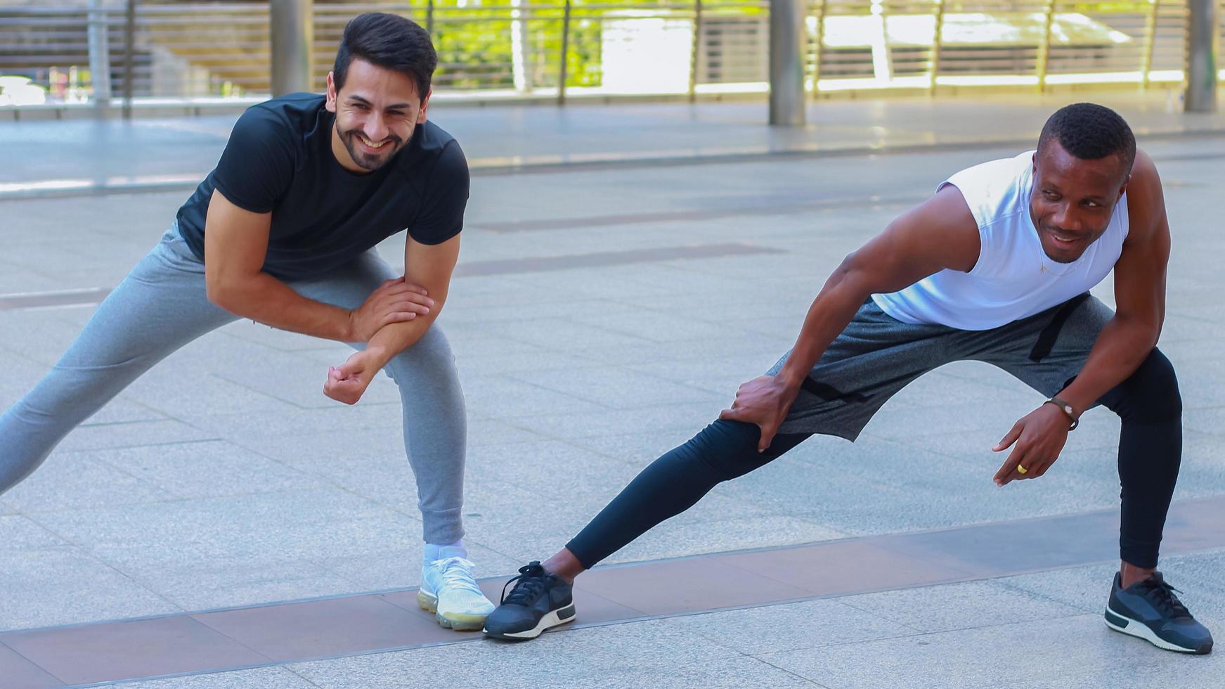 beaux jeunes hommes portant des vêtements de sport exerçant à l'extérieur photo