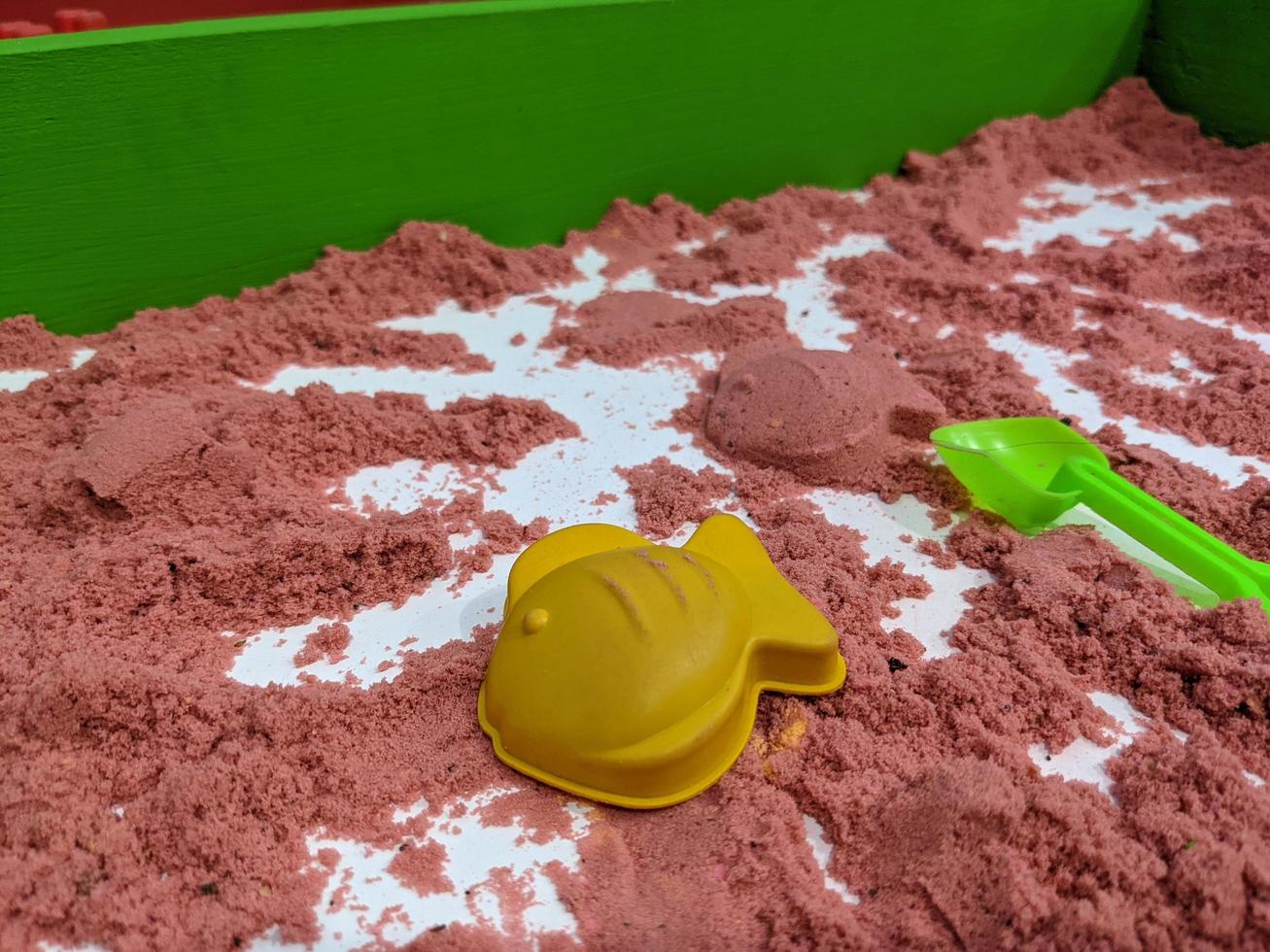 rouge le sable construire pour enfant jouets avec moulage. photo est adapté à utilisation pour jouets Contexte et enfant éducation contenu médias