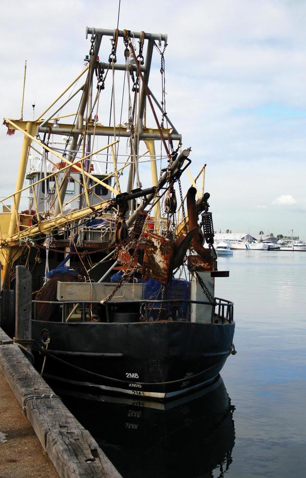 Chalutier dans un port photo