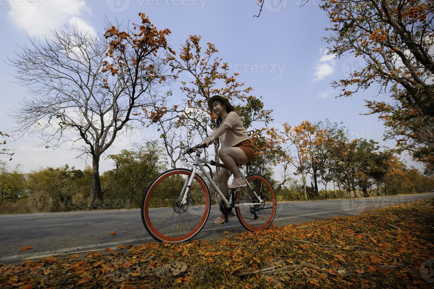 jeune femme, vélo photo