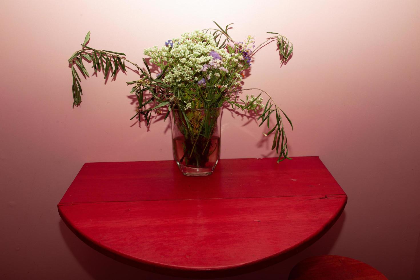 arrangement floral sur un mur rose photo