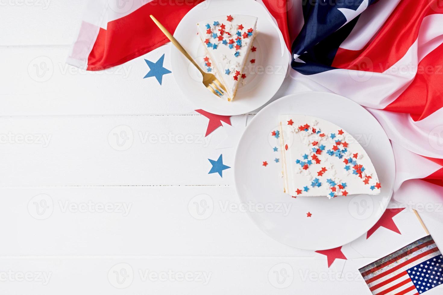 sucré gâteau avec Etats-Unis drapeau coloré arrose et étoiles , drapeau Contexte photo
