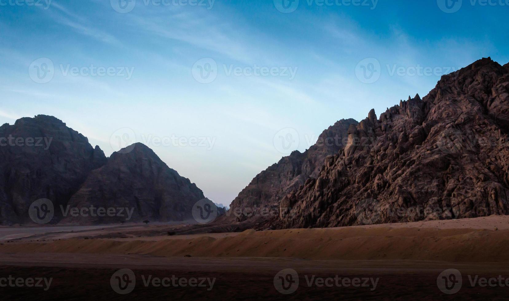 désert avec des montagnes rocheuses le soir photo