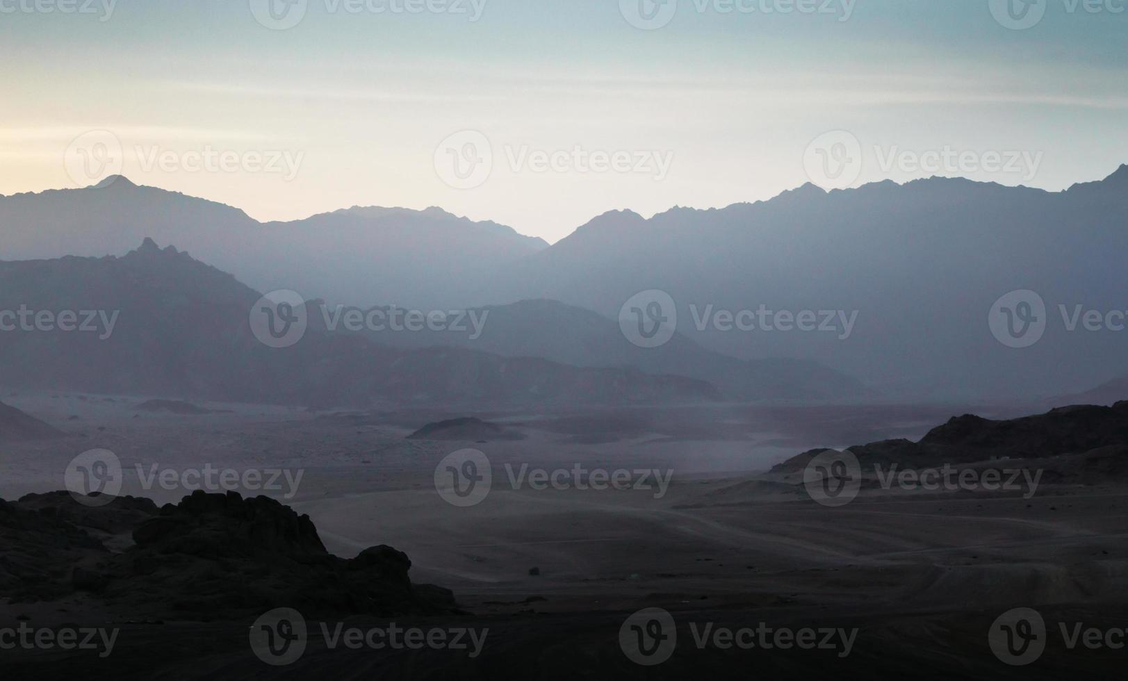 silhouettes de montagnes rocheuses photo