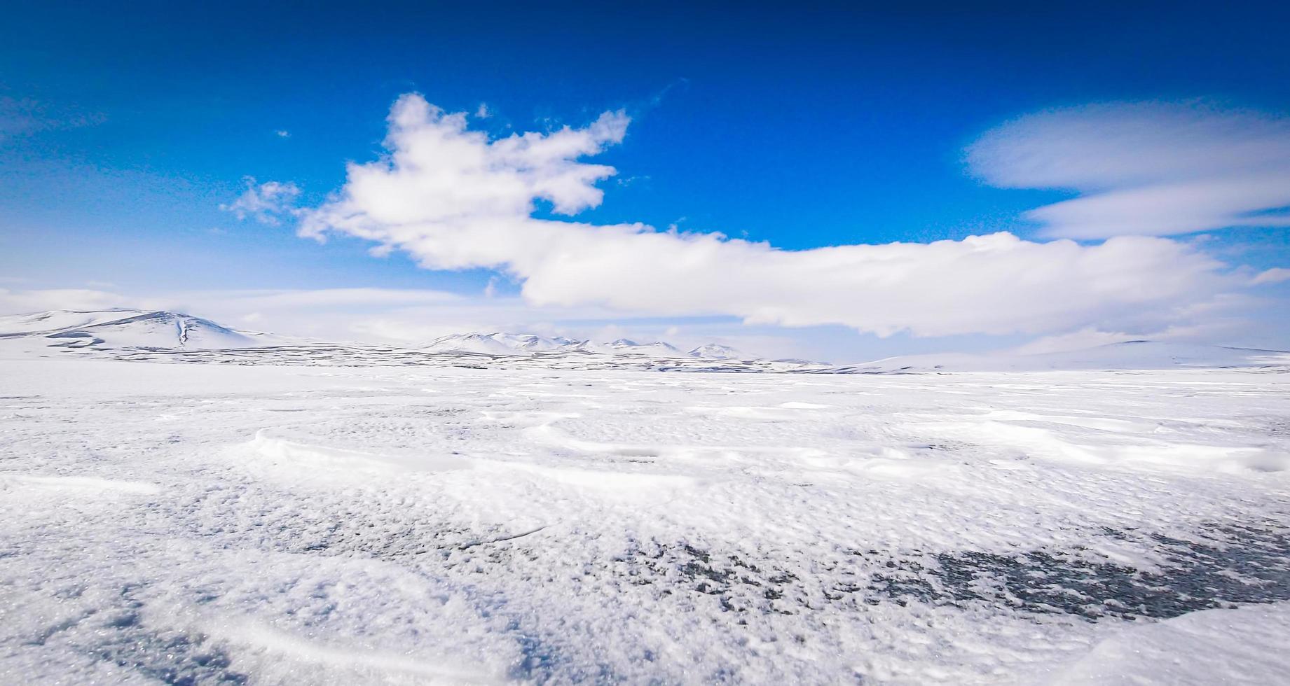 Vue panoramique du lac paravani gelé en hiver par une journée ensoleillée photo