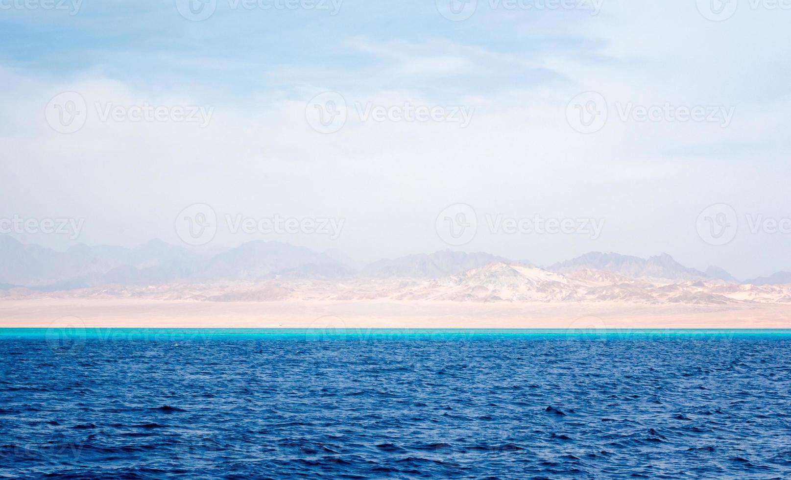 vue sur la côte brumeuse de l'océan photo