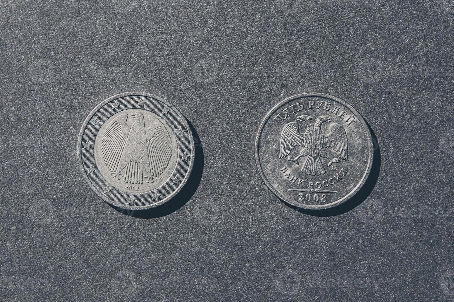 deux pièces de monnaie euro et rouble queues en haut photo