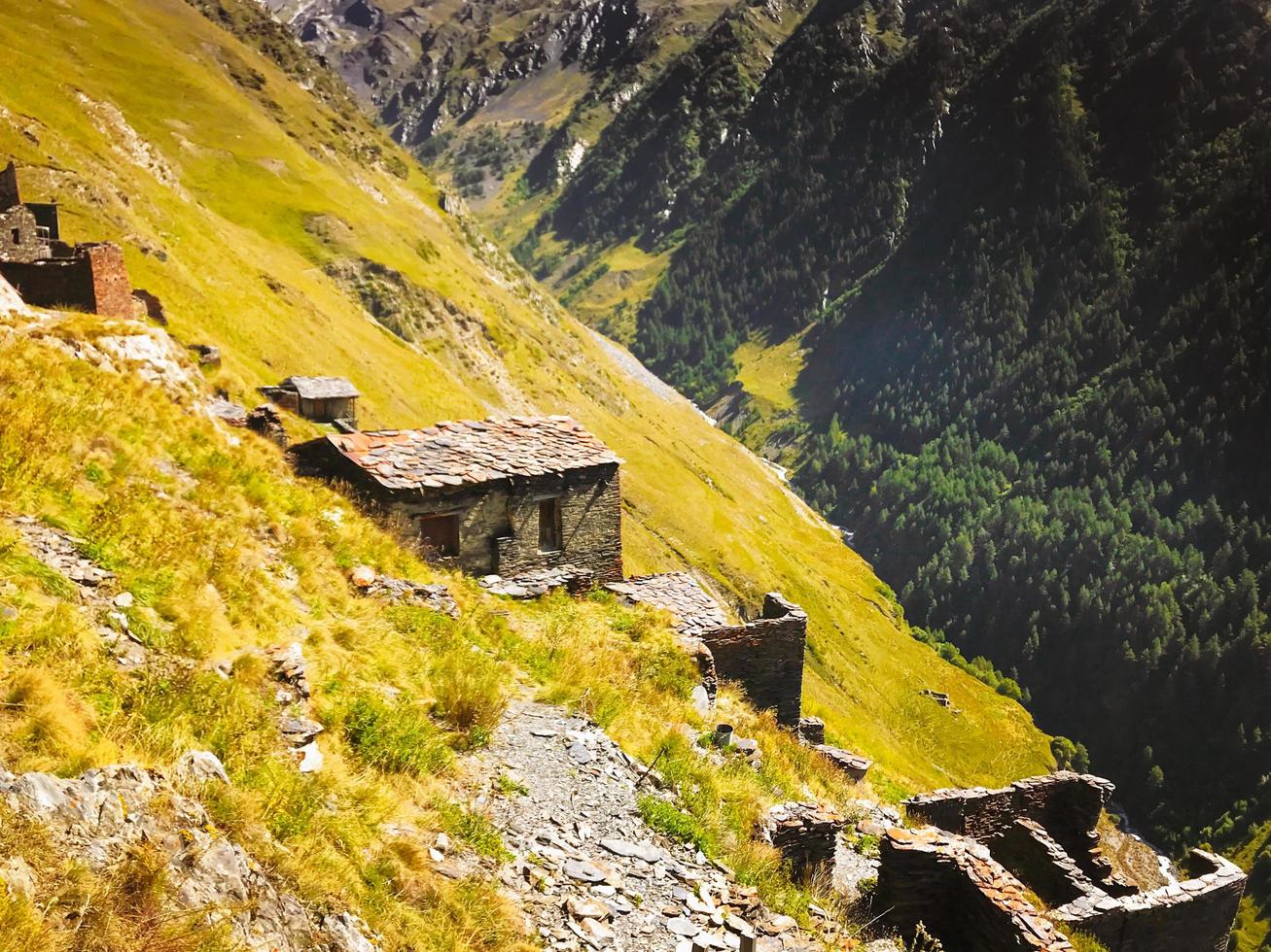 Tushieti, Géorgie 2020 - Bâtiment et ruines de kvavlo dans le village de Dartlo, parc national de Tusheti photo