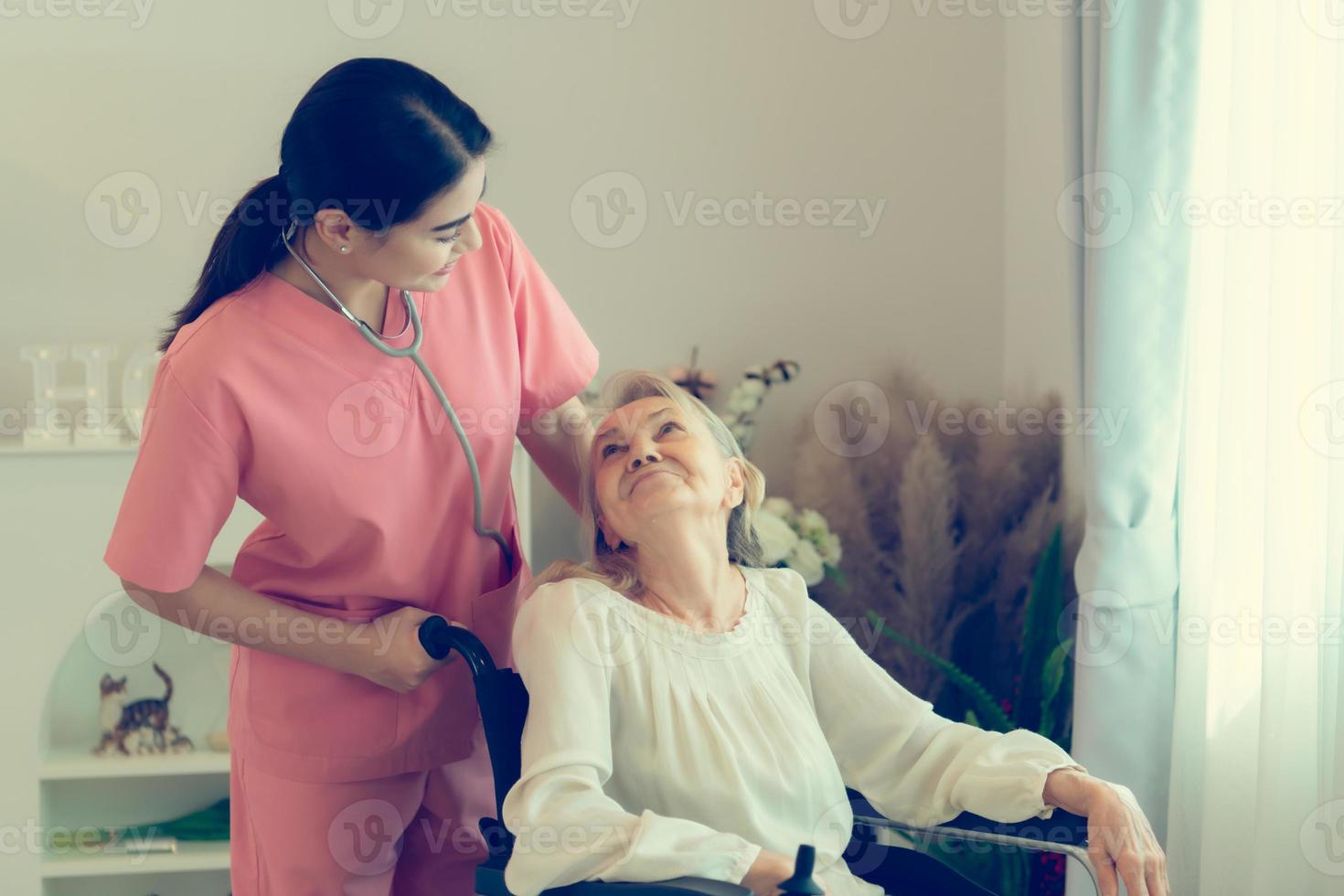 soignant pour un personnes âgées femme hebdomadaire contrôles à le les patients résidence. prêt à donner médical Conseil et parler à propos divers histoires, échange chaque autre Heureusement. photo