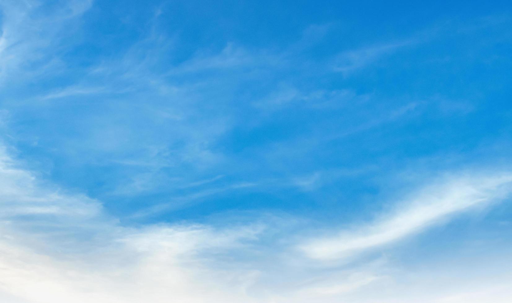 magnifique bleu ciel avec blanc nuage et lumière du soleil photo