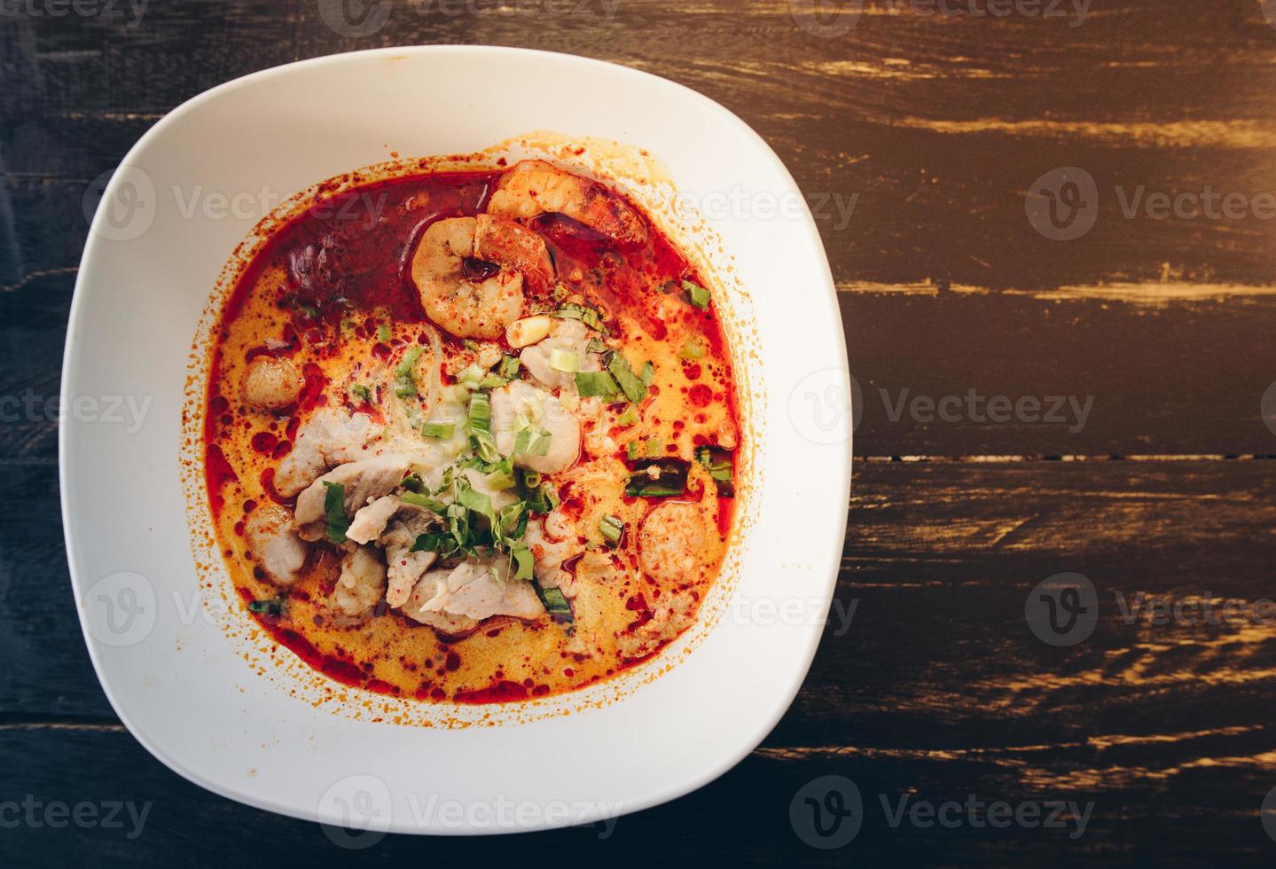 à M Miam goong ou épicé crevette soupe mixte avec Viande Balle nouilles, thaïlandais style et iconique populaire goût de thaïlandais nourriture. photo