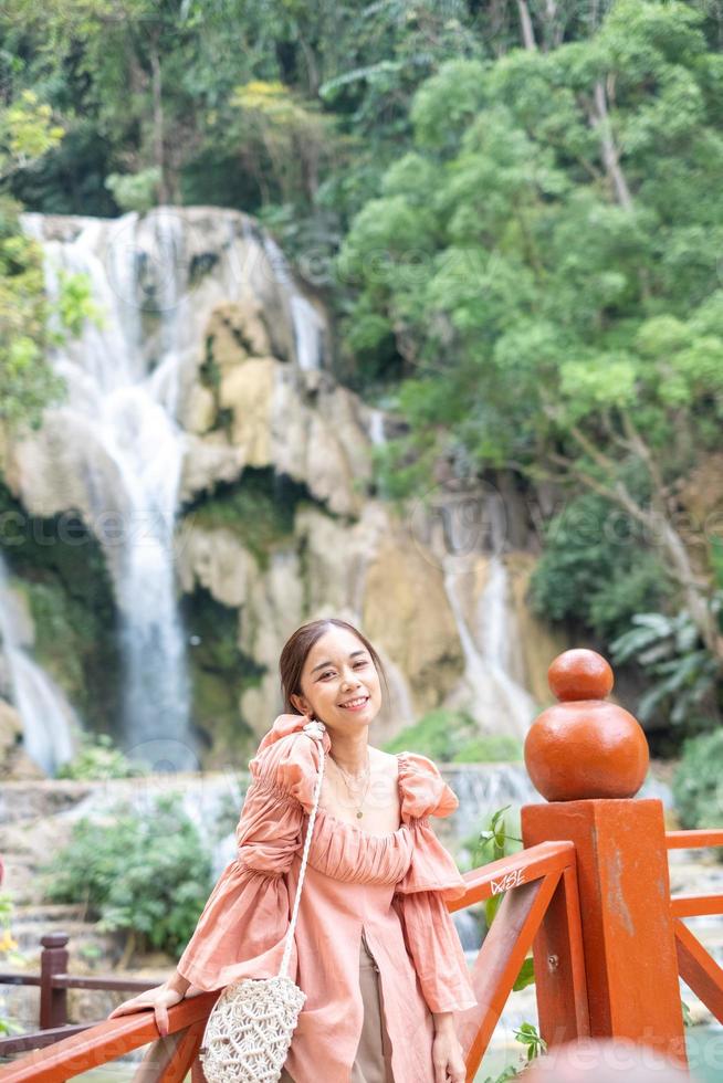 asiatique femme permanent sur le en bois passerelle dans le kuang si cascade poumon prabang, Laos photo