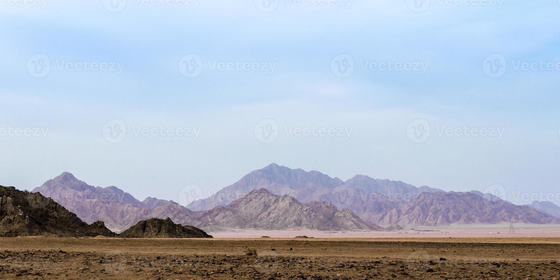 montagnes dans un désert photo