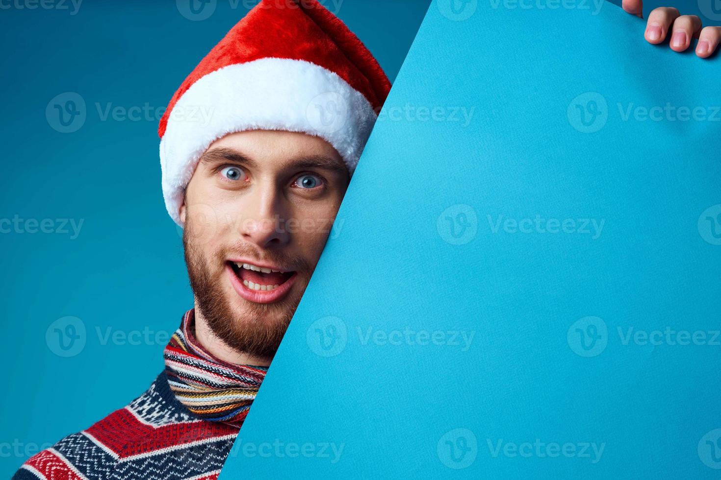 émotif homme dans une Père Noël chapeau en portant une bannière vacances isolé Contexte photo