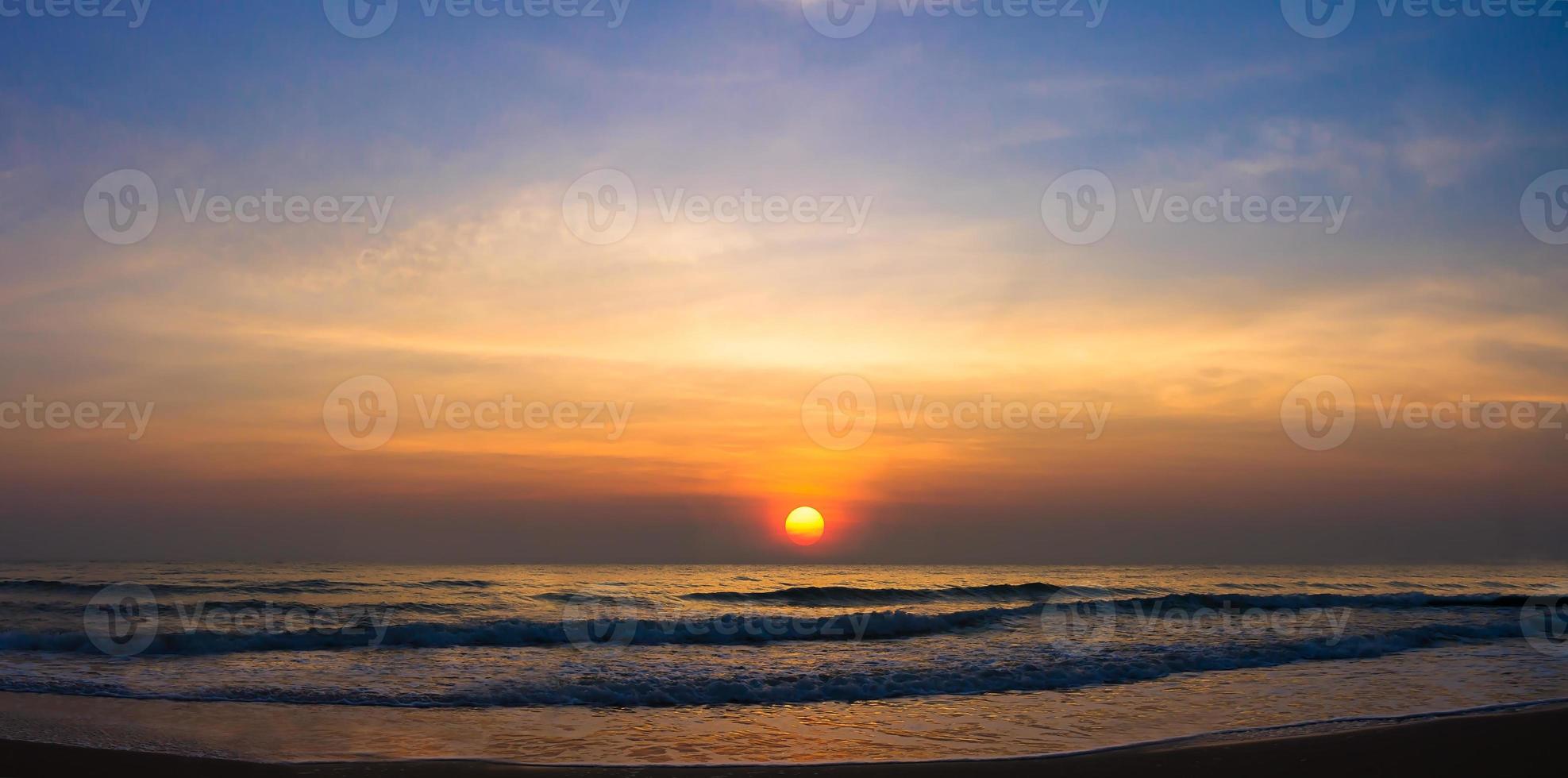 panoramique le coucher du soleil plus de mer dans le ciel à littoral photo