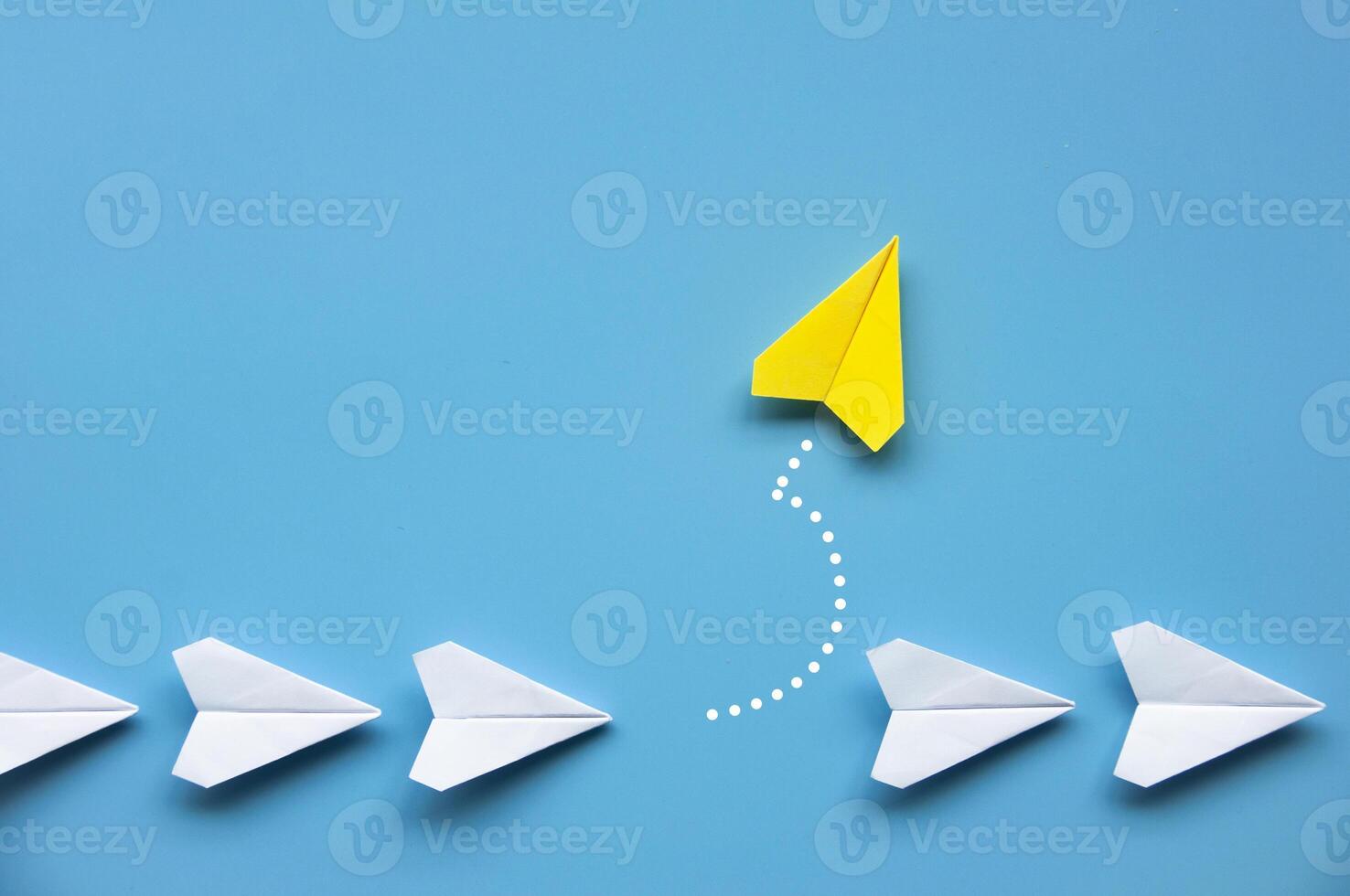 Jaune papier avion origami en quittant autre blanc avions sur bleu Contexte avec personnalisable espace pour texte ou idées. direction compétences concept et copie espace photo