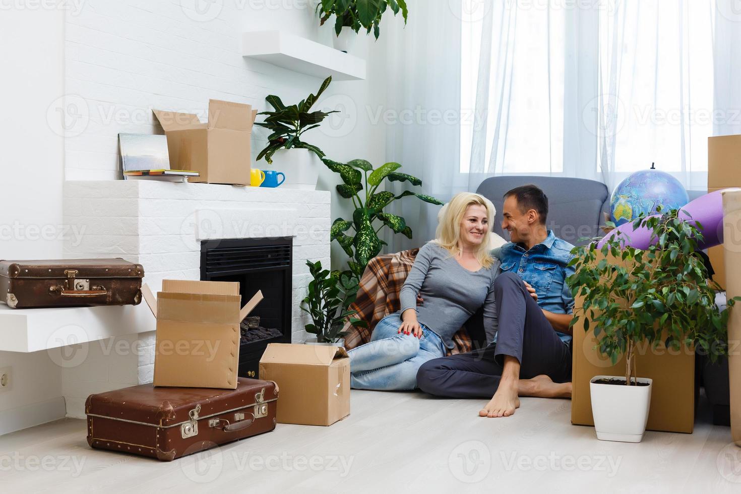 hypothèque, gens et réel biens concept - content couple avec des boites en mouvement à Nouveau Accueil photo