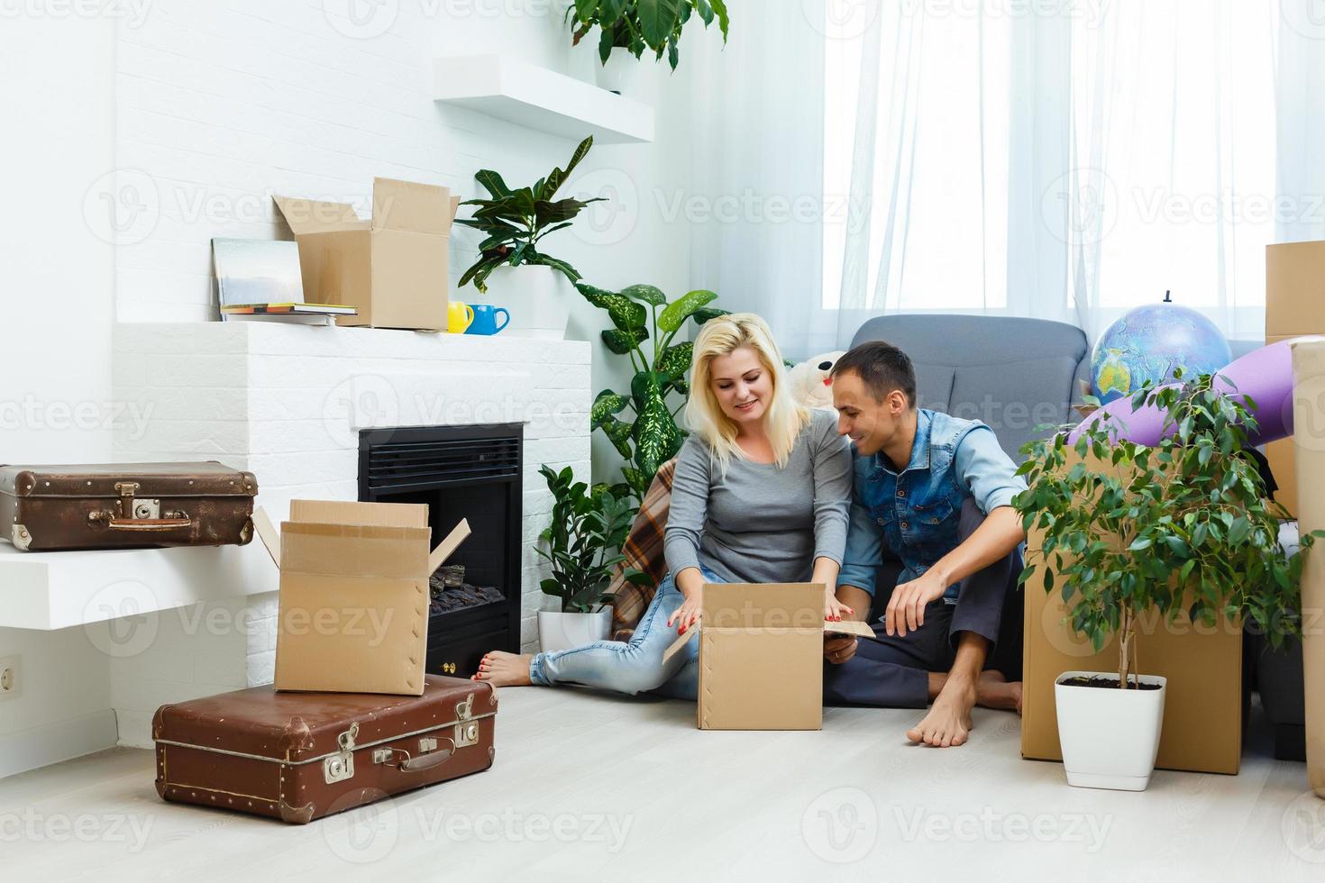 Jeune couple liste de contrôle avec papier carton boîte à Accueil - affaires en ligne et livraison concept photo