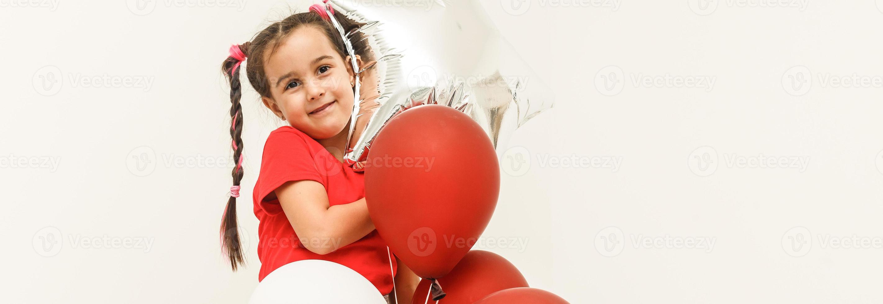 magnifique peu fille, avec des balles sur blanc Contexte photo