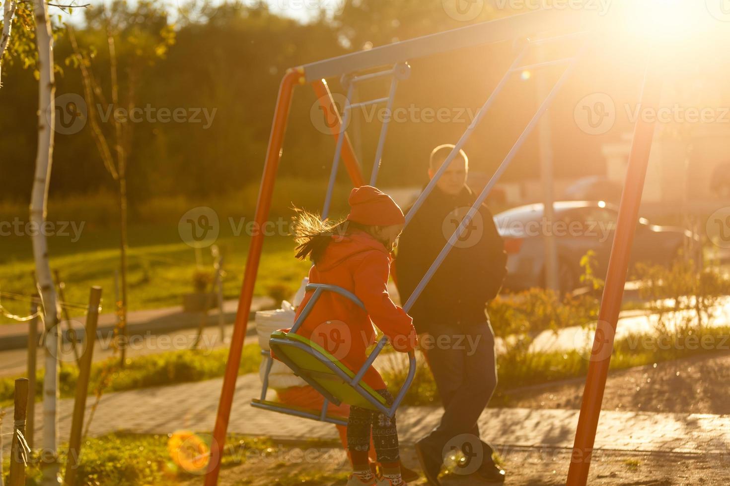 content peu copines sur balançoire dans parc photo