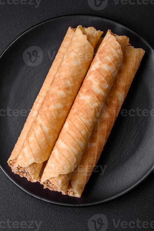 délicieux croustillant tranche Rouleaux avec crème remplissage avec des noisettes photo