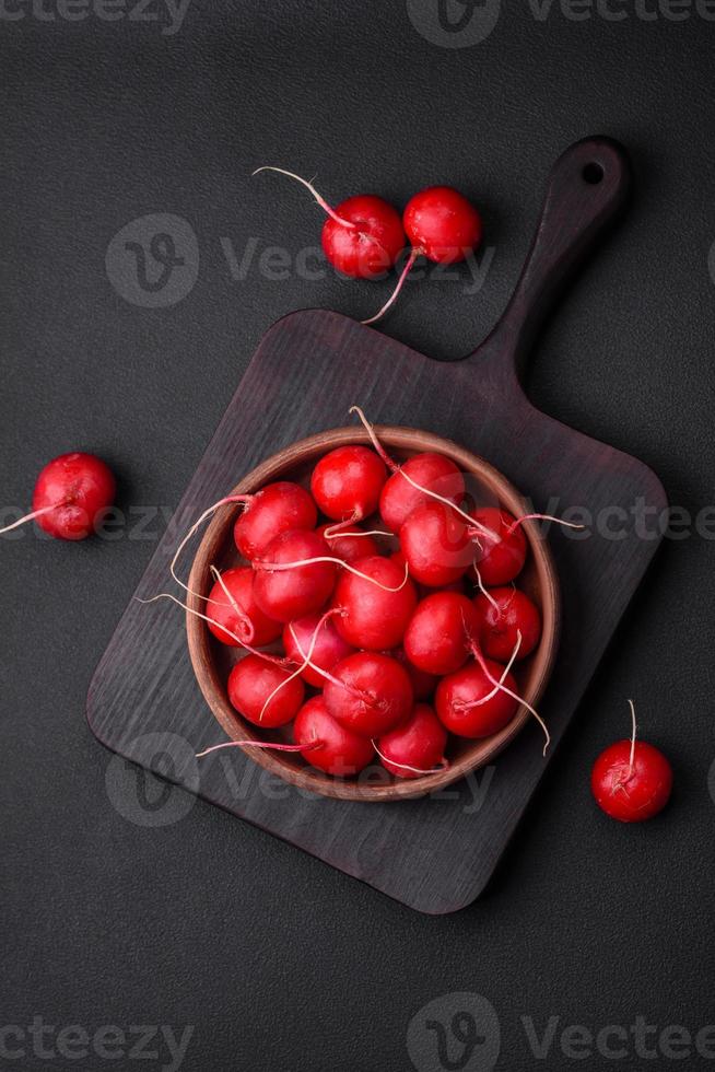 délicieux Frais brut rouge un radis pour fabrication en bonne santé salade photo