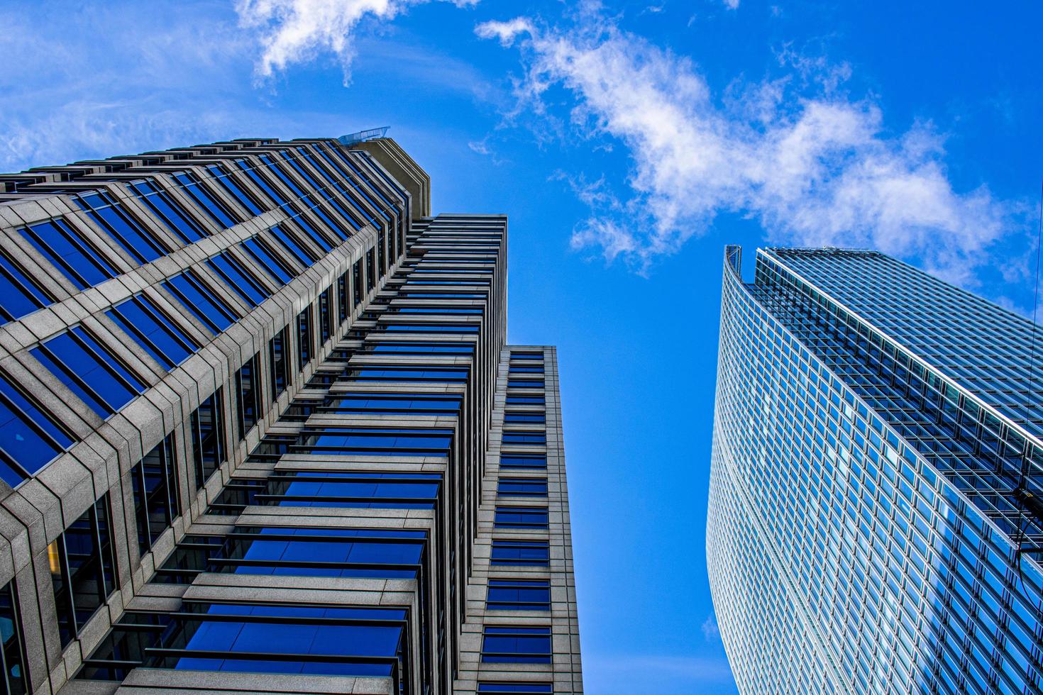 immeuble de grande hauteur sous le ciel bleu photo