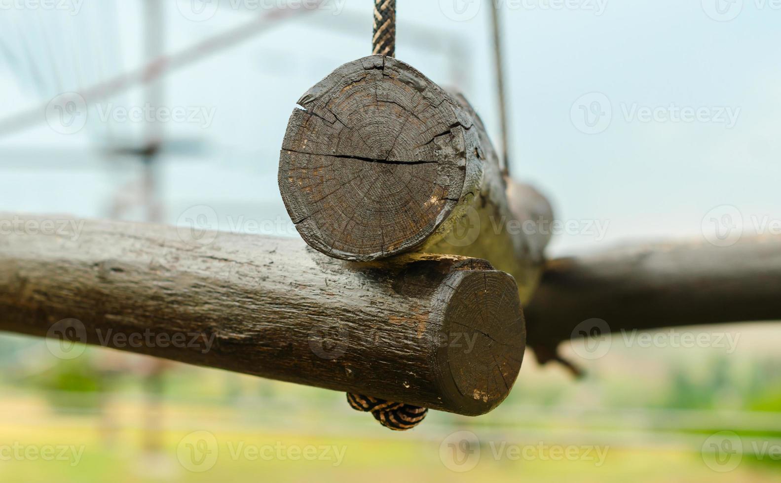 petites bûches de bois soutenues par une corde photo