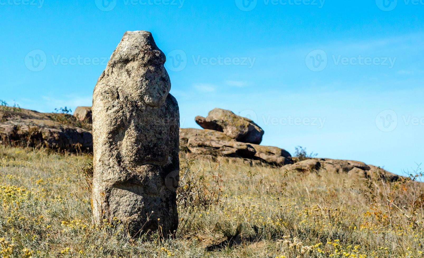 Grand rocher de pierre dans l'herbe photo