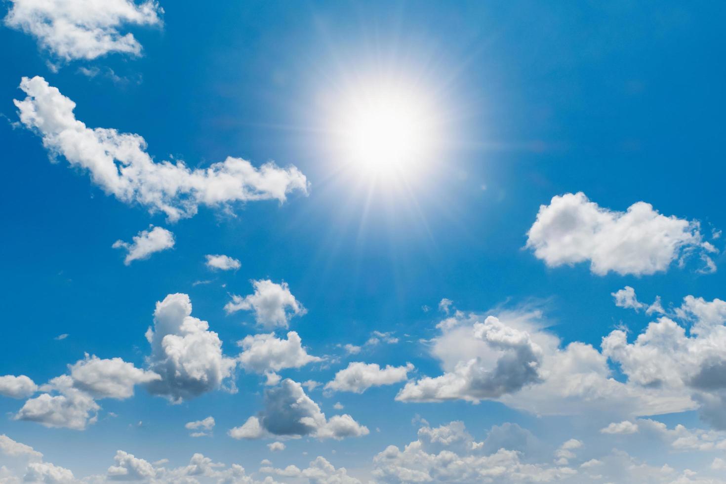 ciel bleu avec nuages blancs et soleil photo