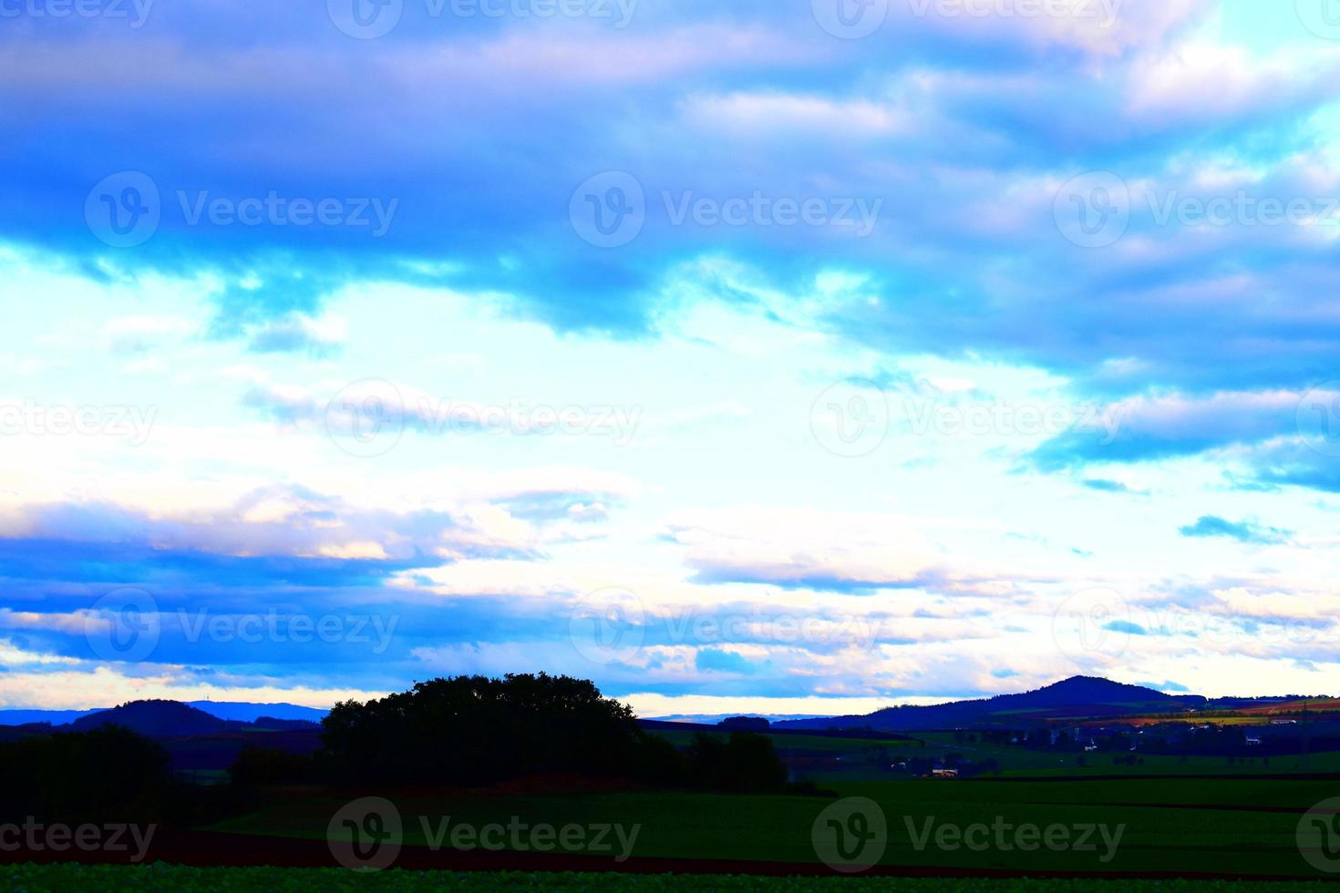 crépuscule des nuages au dessus foncé terre photo