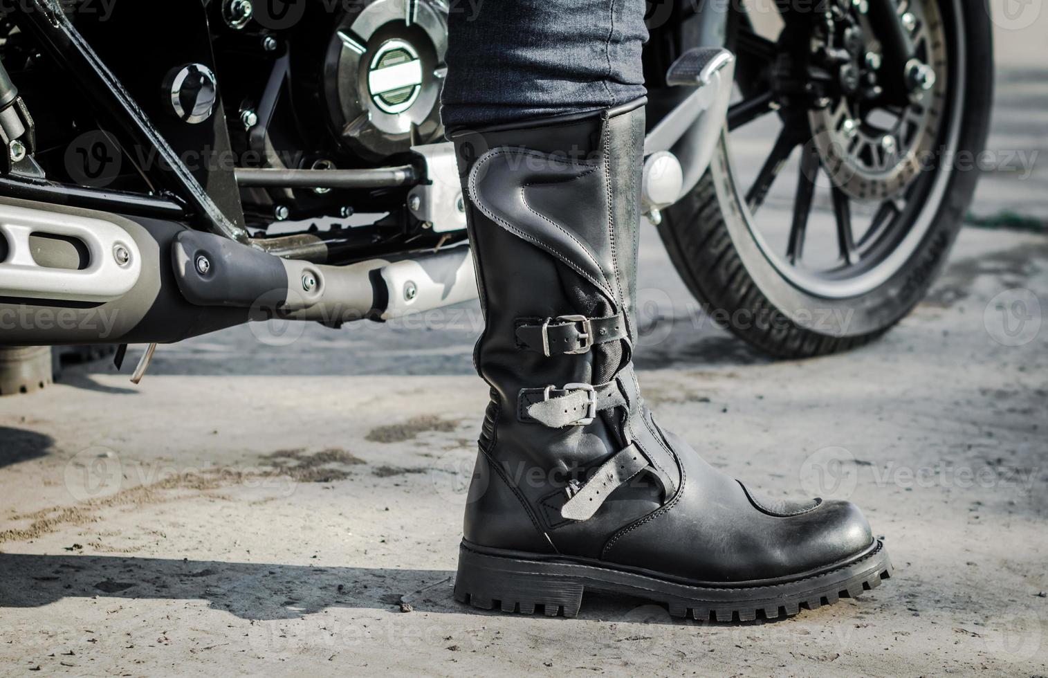 botte de motard avec une moto photo