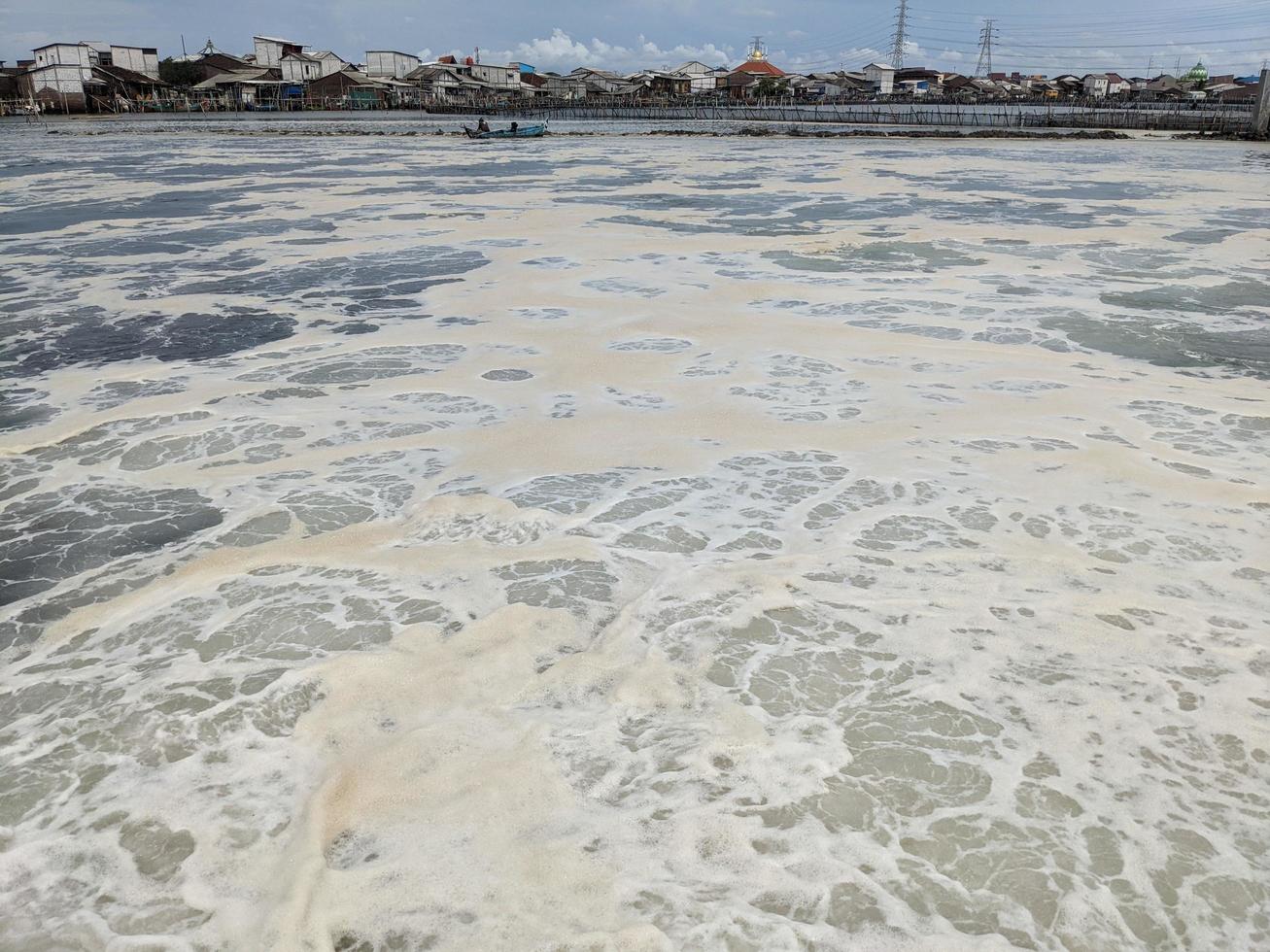 moussant mer l'eau sur le déversoir charbon mis à la porte Puissance plante. le photo est adapté à utilisation pour déchets l'eau affiche, Puissance plante activité et environnement contenu médias.