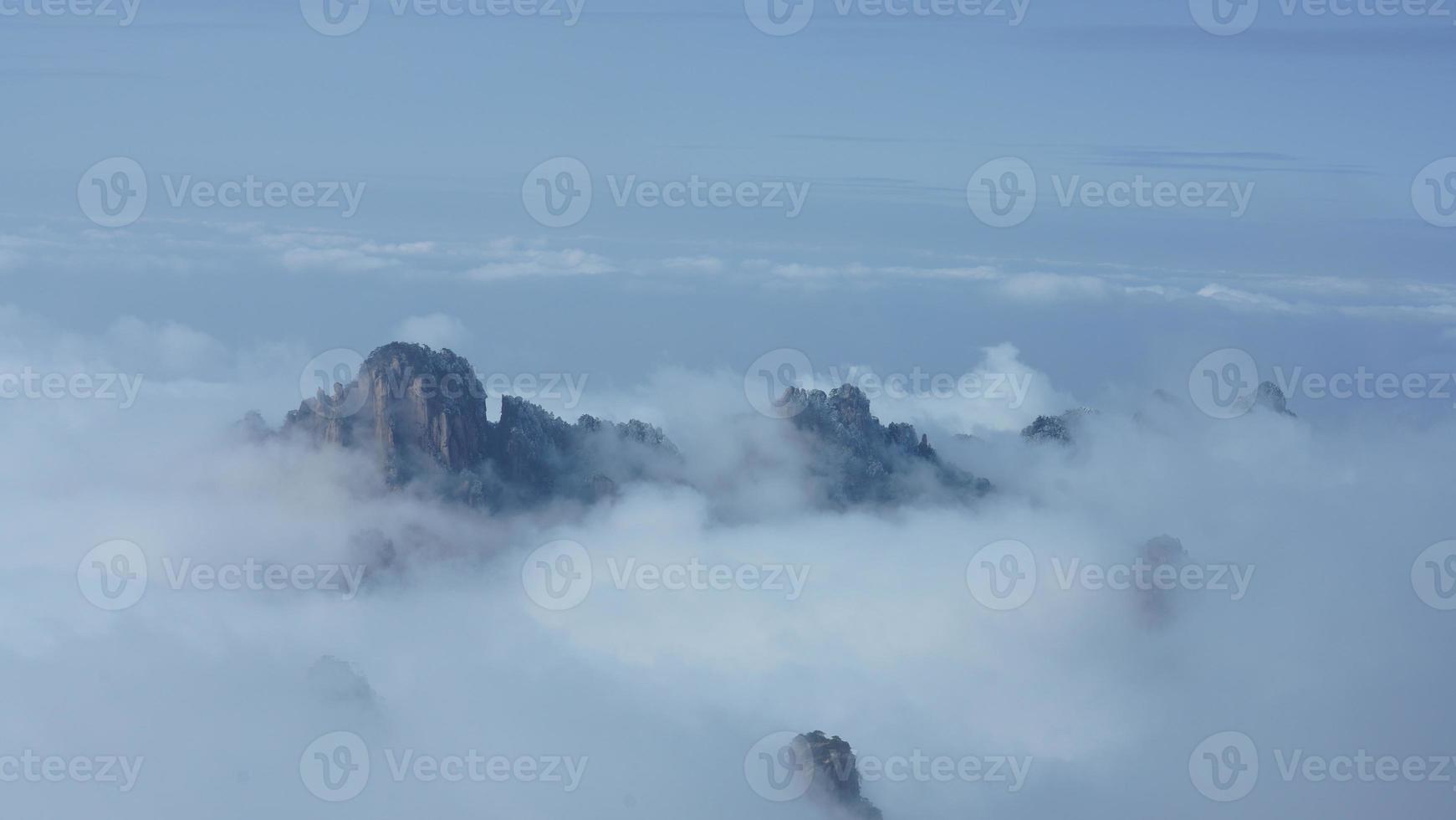 les beaux paysages de montagnes avec la forêt verte et la falaise rocheuse en éruption en arrière-plan dans la campagne de la chine photo