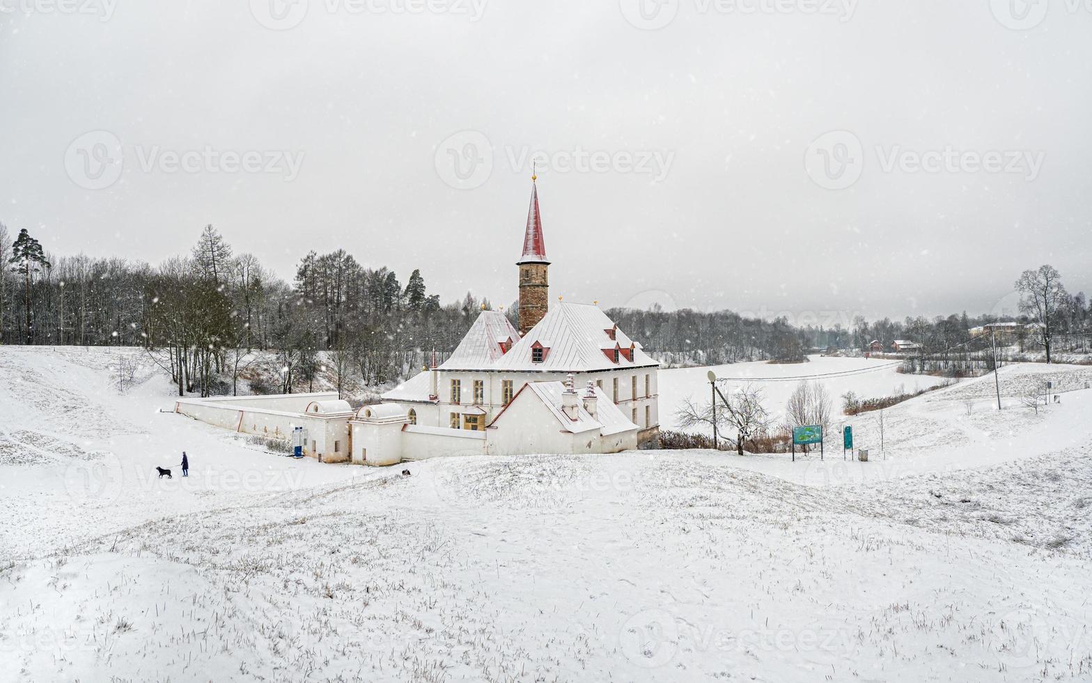 blanc neigeux paysage avec vieux maltais palais dans magnifique Naturel paysage. photo