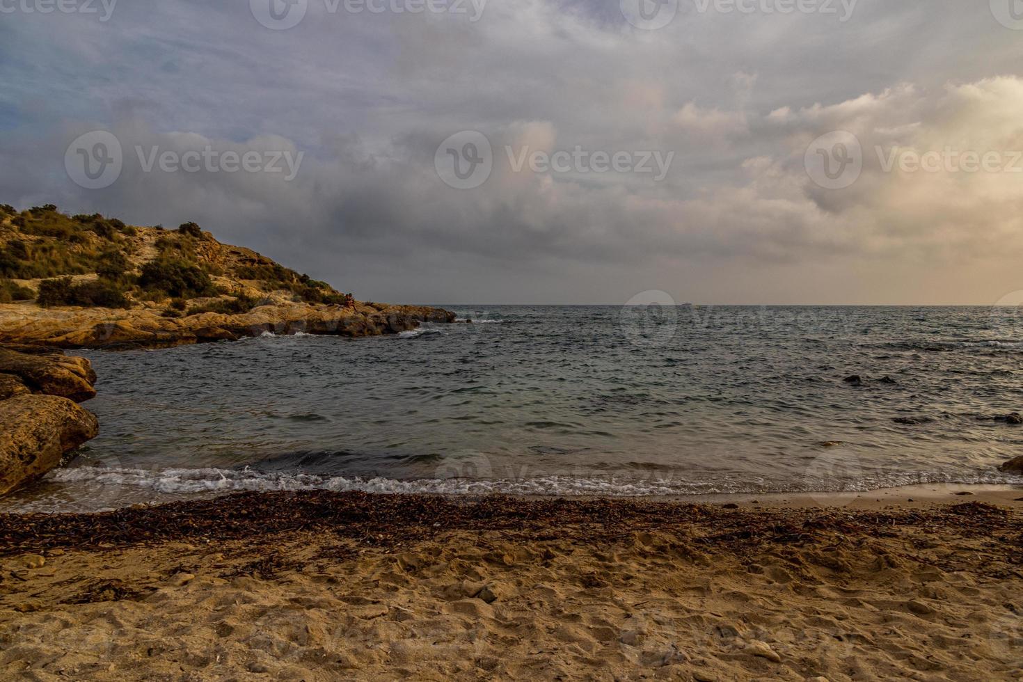 paysage de le front de mer de alicante Espagne sur une chaud ensoleillé l'automne journée photo