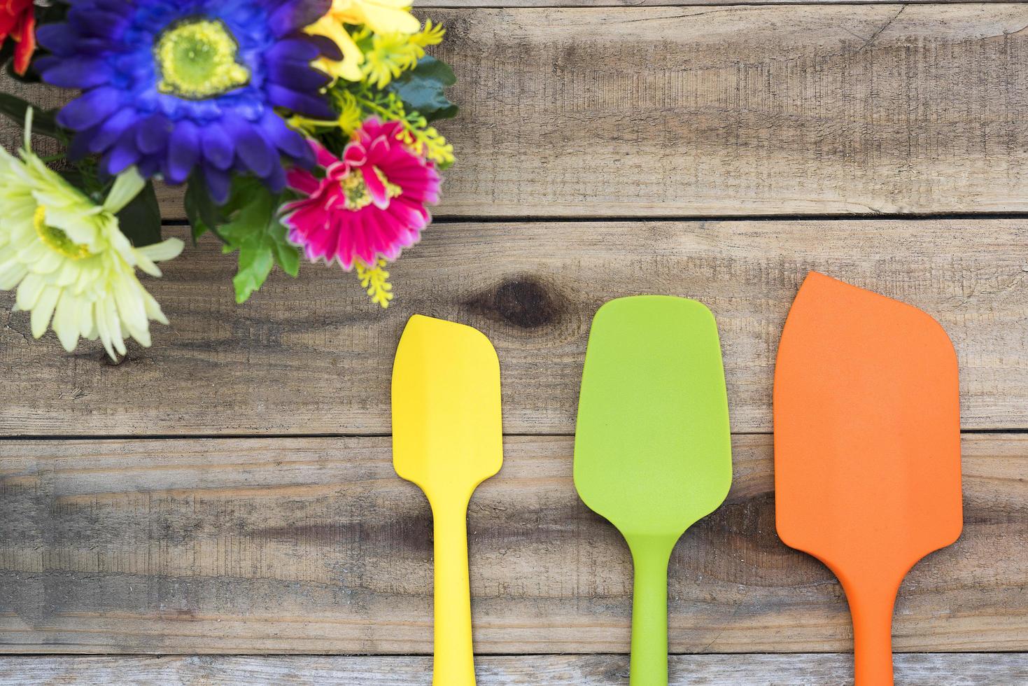 Ustensiles de cuisson outils de boulangerie sur une surface en bois photo