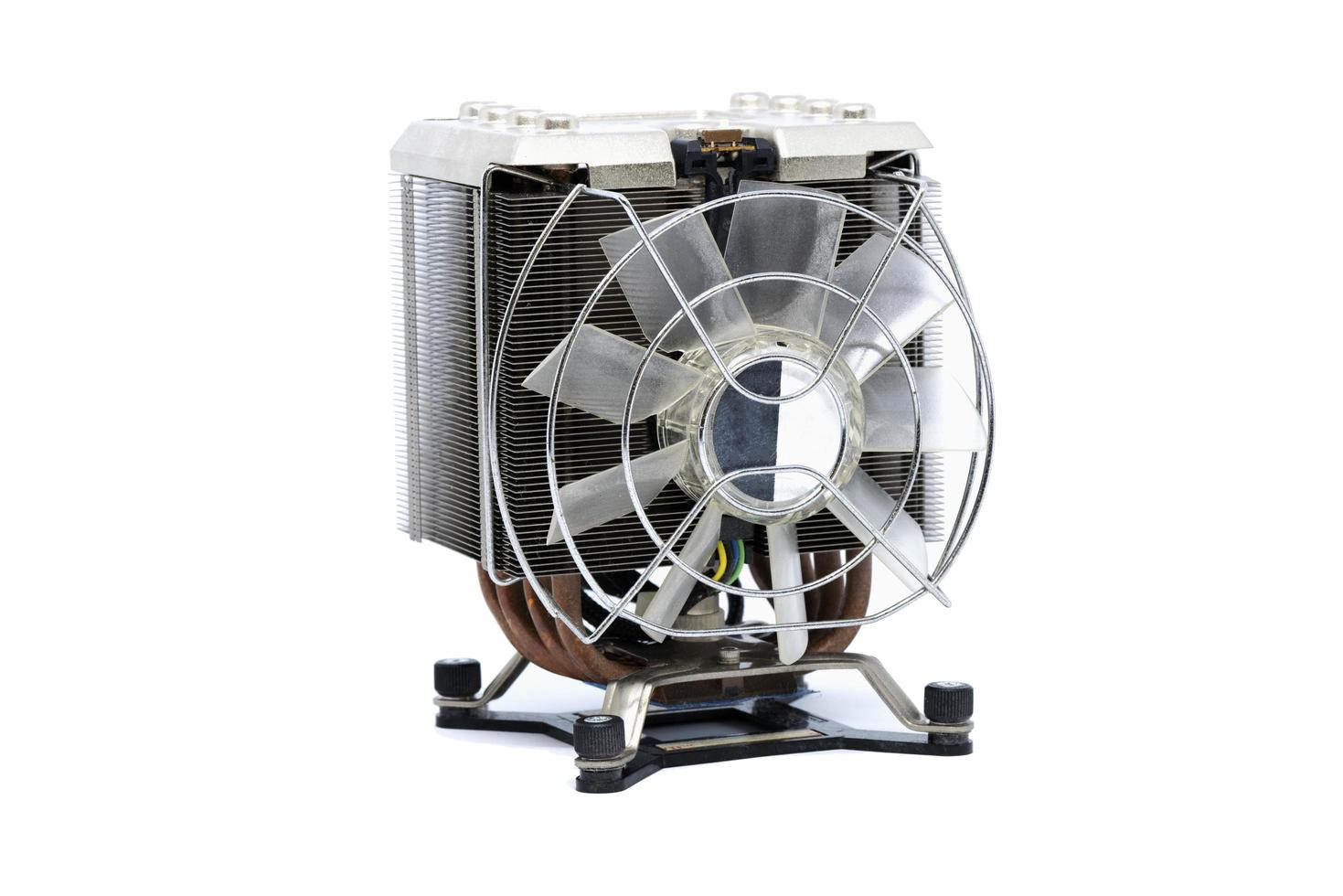 Ventilateur cpu refroidisseur avec dissipateur de chaleur et câble isolé sur fond blanc photo